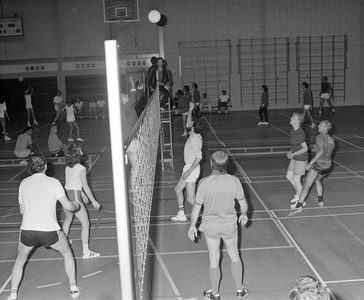 884264 Afbeelding van een volleybalwedstrijd tijdens het SOVU-toernooi tussen gemeentelijke diensten in de Sporthal ...
